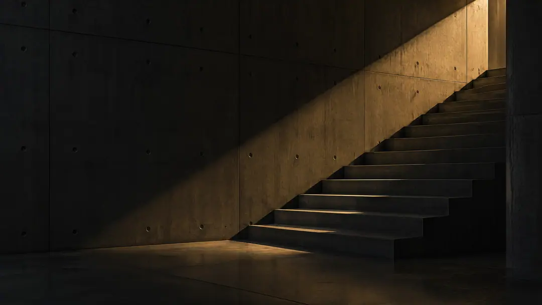 Abstraktes Architekturdetail aus Sichtbeton mit klaren Schattenkanten